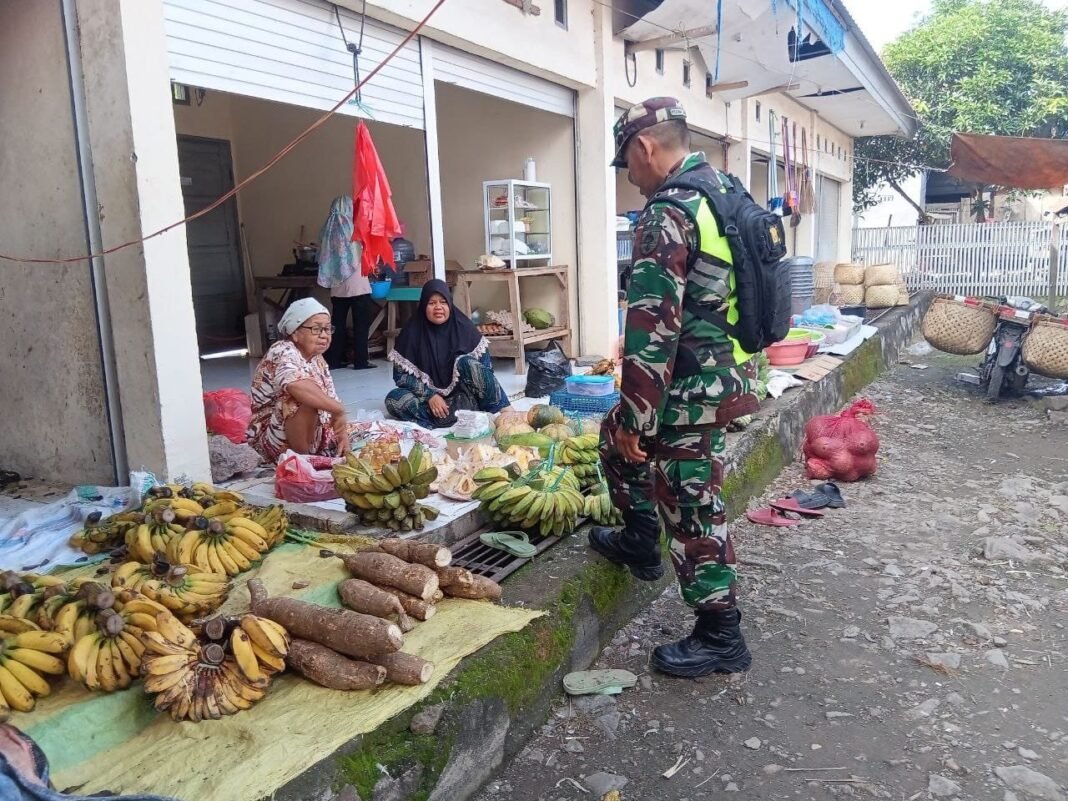 Babinsa Lancirang Pantau Harga dan Stok Bahan Pokok di Pasar Tradisional Pitu Riawa