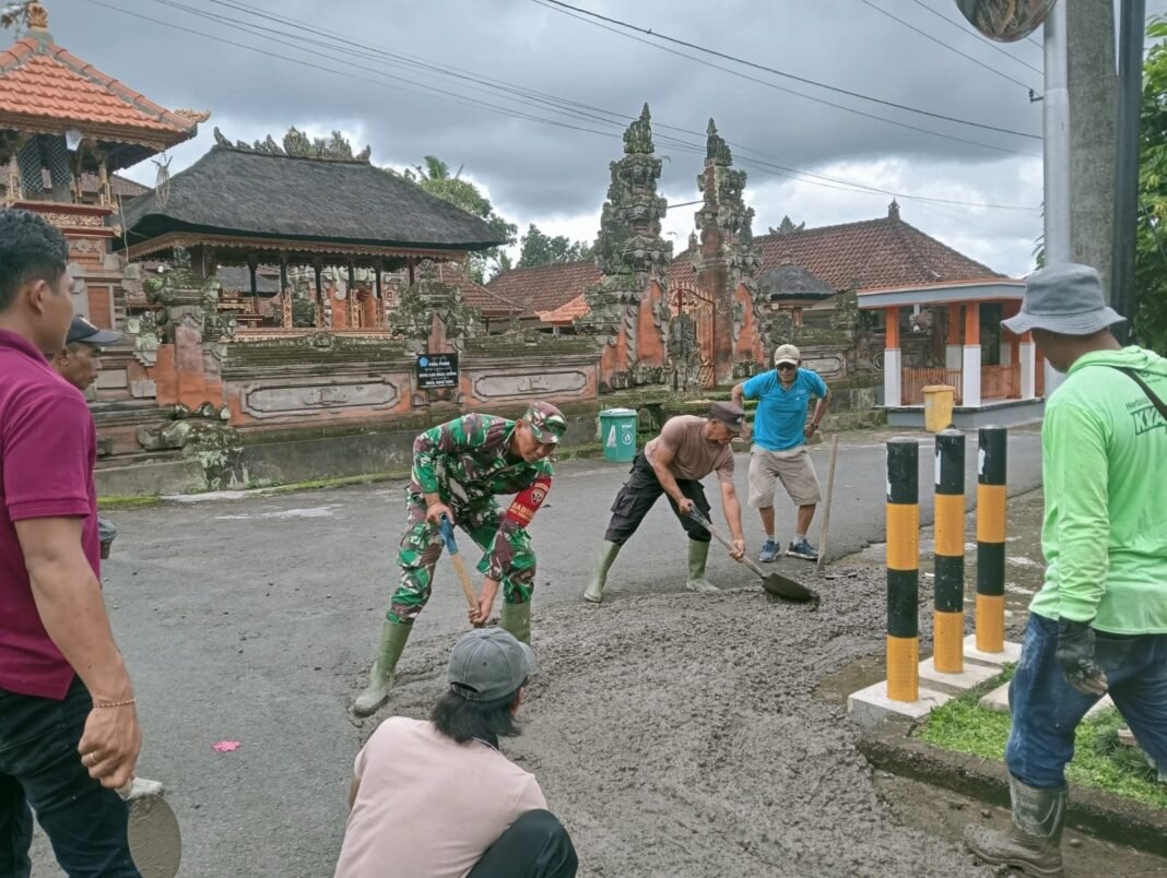 Dedikasi Tanpa Batas, Babinsa Perean Kangin Turun Langsung dalam Pengecoran Jalan untuk Kemajuan Desa