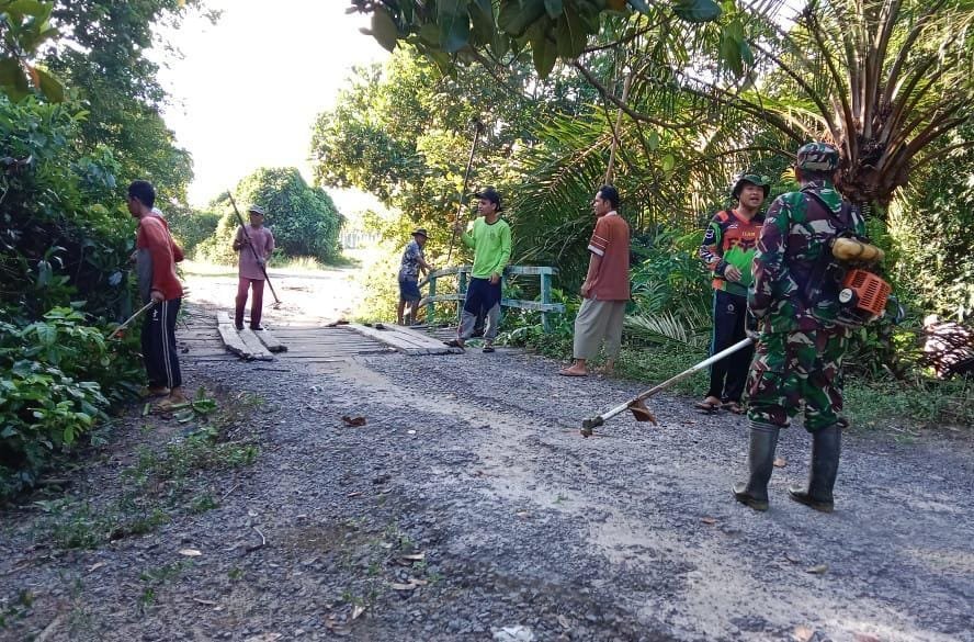 Babinsa Koramil 1015-02/Mentaya Hilir Utara Bersama Warga Bersihkan Lingkungan Desa