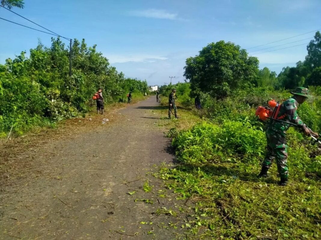 Babinsa Koramil Kahayan Kuala Gelar Baksos Pembersihan Ruas Jalan di Desa Sebangau Permai