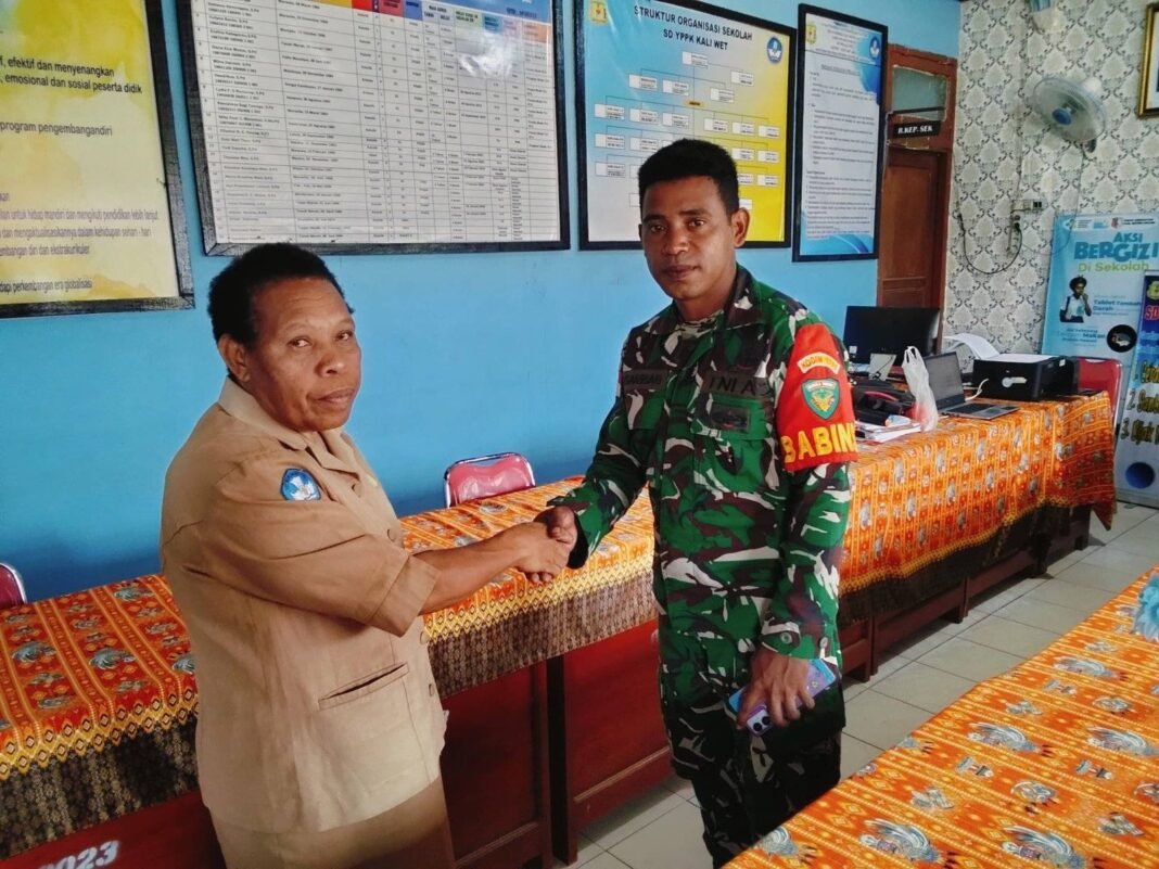 BABINSA AJARKAN MATERI BELA NEGARA KEPADA SISWA SISWI SD YPPK St. YOHANES KALI WET TANAH MERAH.