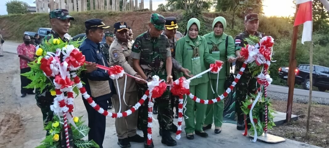 Akses Terbuka: Pangdam XXIV/MT Mayjen TNI Lucky Avianto Resmikan Jalan Baru TMMD dengan Pemotongan Pita di Waropko