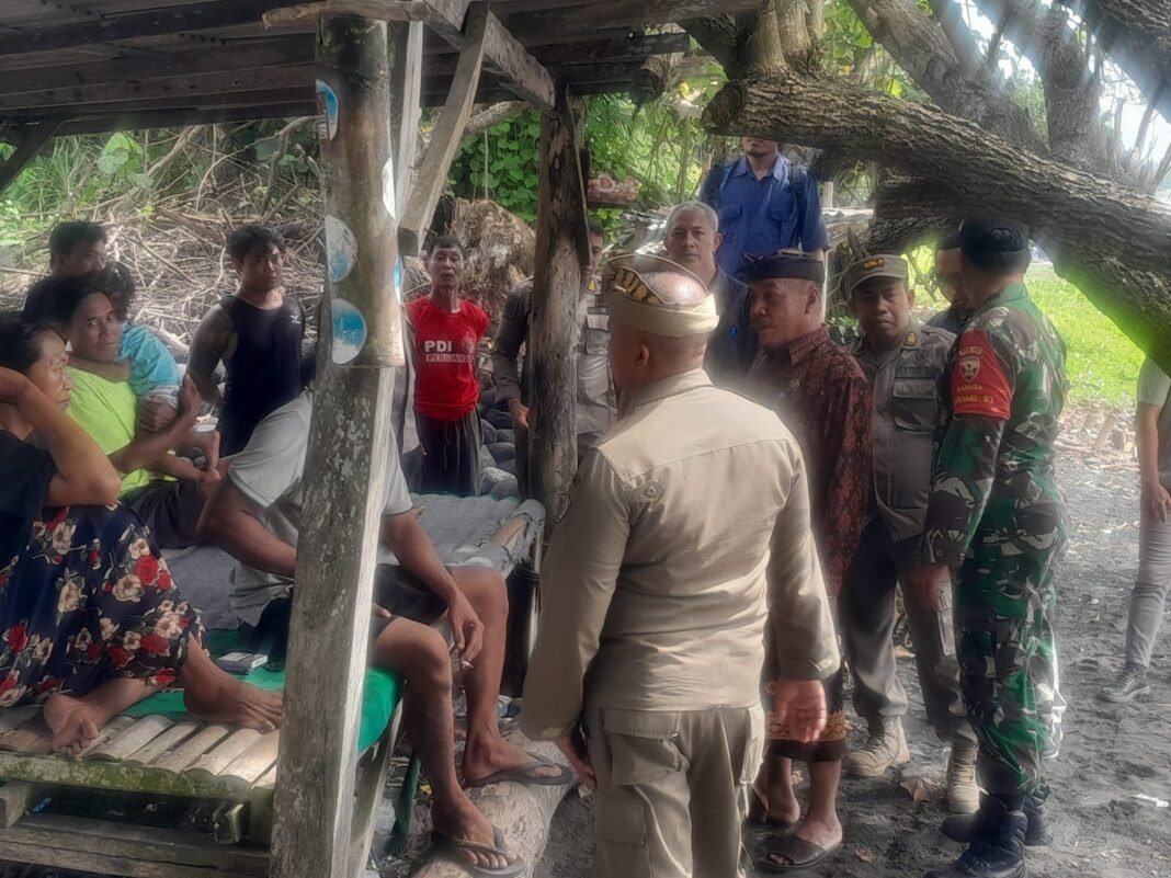 Kedepankan Pendekatan Dialogis Dan Humanis, Babinsa Kusamba Bersama Aparat Gabungan Ajak Warga Hentikan Aktivitas Tambang Batu Di Pantai Kusamba Dan Pesinggahan