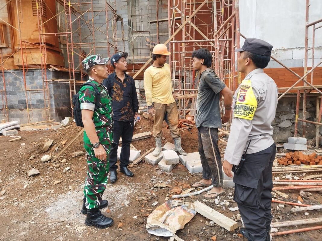 Babinsa Kelurahan Kubu Perkuat Pengawasan dengan Sidak Duktang di Lokasi Rehab Gedung Auditorium UHN I Gusti Bagus Sugriwa