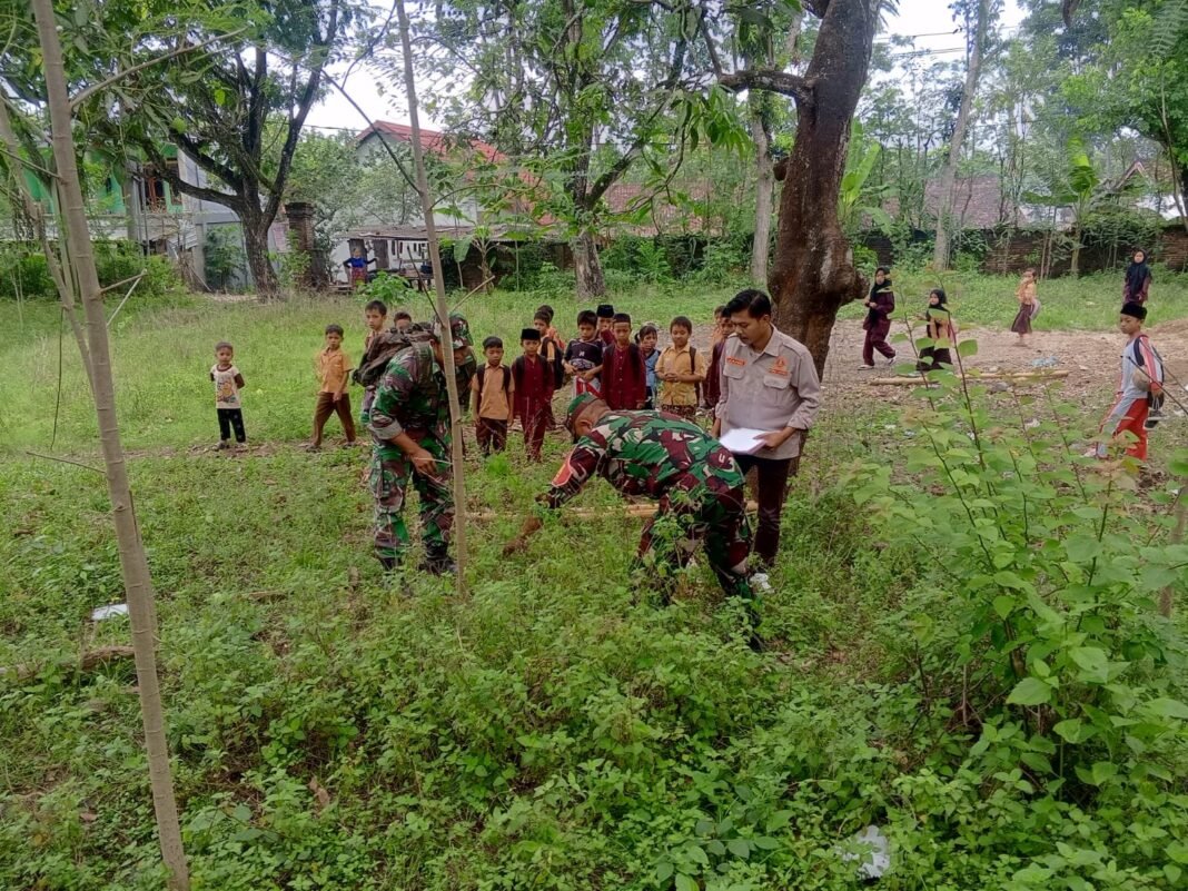 Babinsa Jajaran Kodim 1620/Loteng Kawal Pengukuran Lahan Lokasi Pembangunan Koperasi Merah Putih