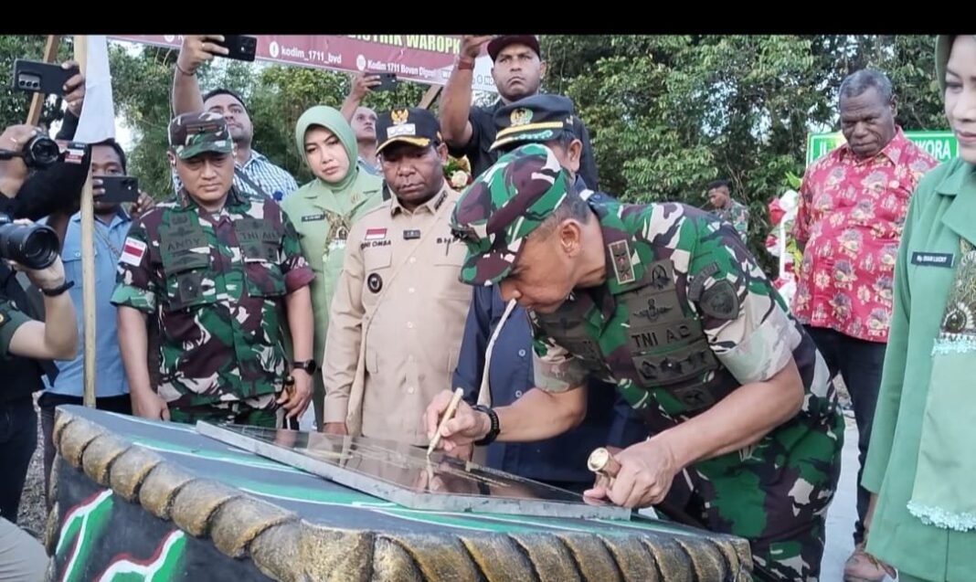 Warisan Abadi TMMD 126: Pangdam XXIV/Mandala Trikora Resmikan Hasil Pembangunan dengan Penandatanganan Prasasti di Waropko