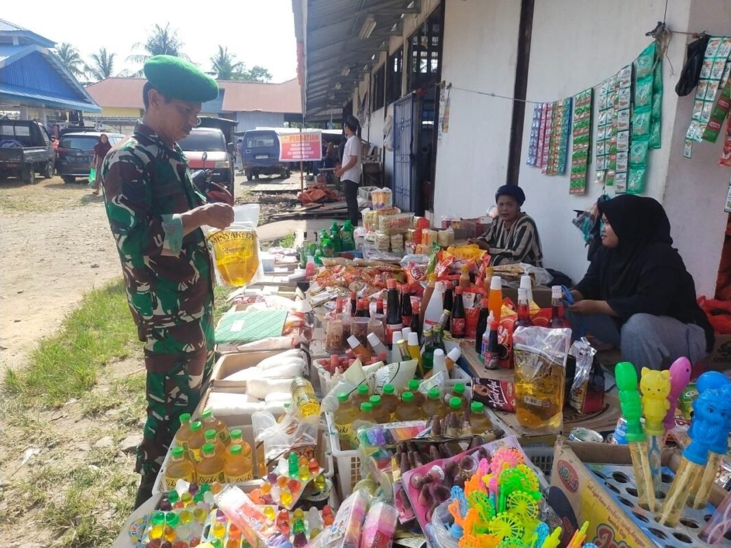Babinsa Koramil 1420-07/Baranti Aktif Pantau Harga Sembako dan Serap Aspirasi Masyarakat di Pasar Sentral Baranti