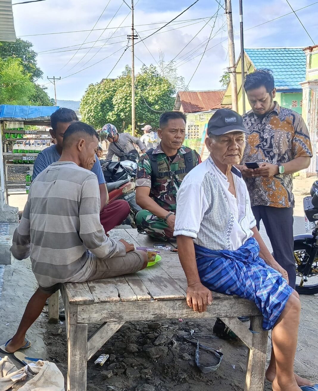 Komsos Babinsa Desa Jala Wujudkan Kebersamaan TNI dan Masyarakat