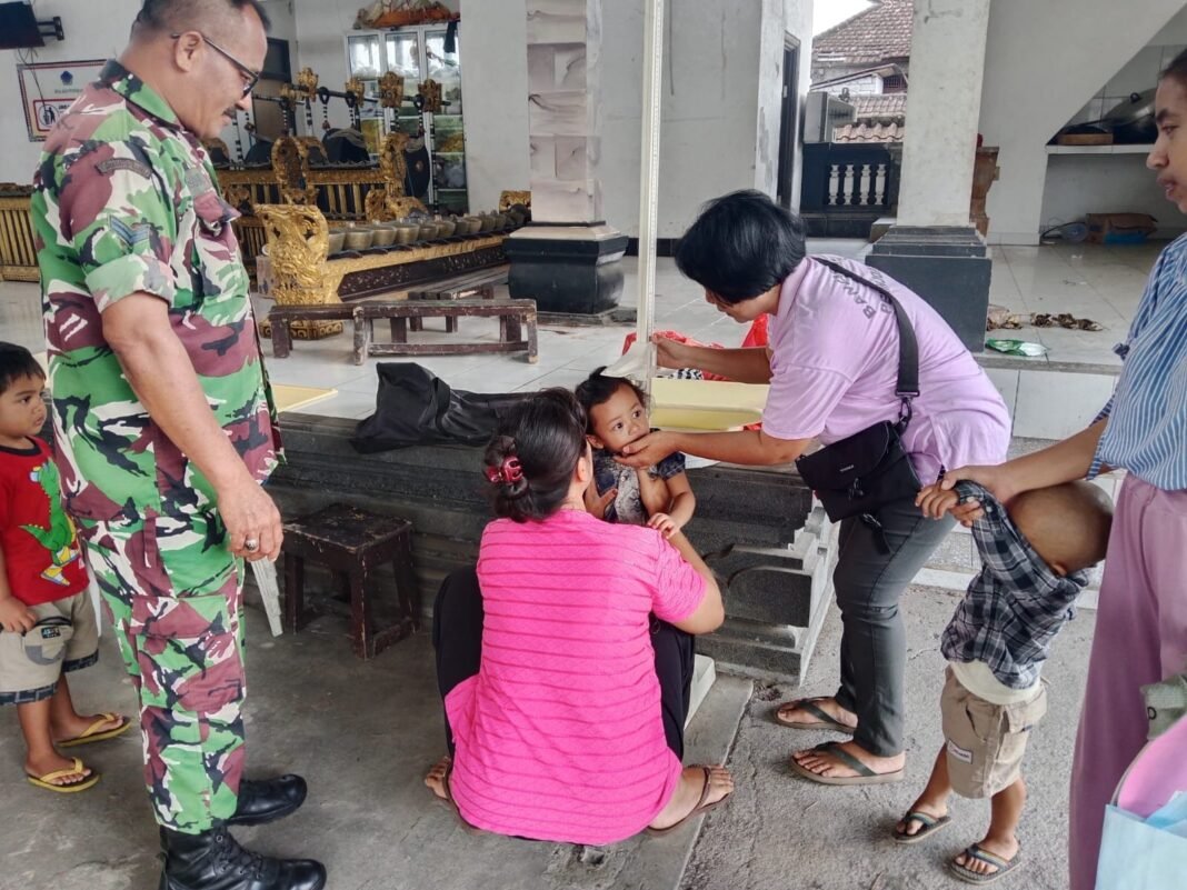 Perhatian TNI pada Kesehatan Warga, Babinsa Peninjoan Terjun Langsung Dampingi Kegiatan Posyandu Balita
