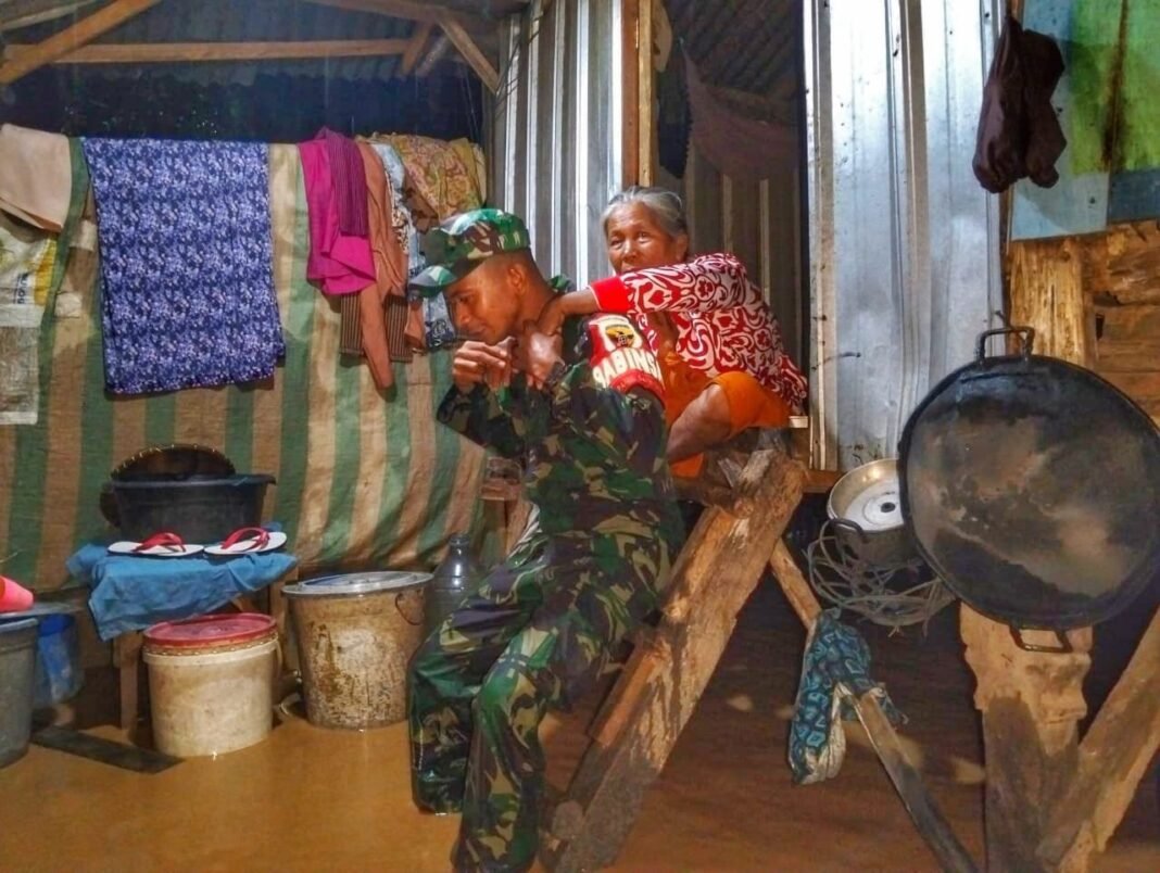 Babinsa Serda Nurdin Sigap Evakuasi Warga Terdampak Banjir di Desa Belo