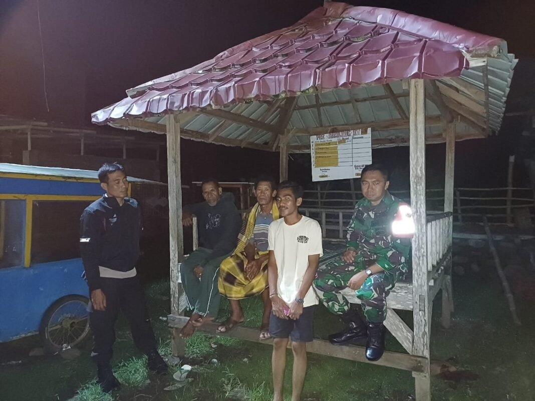 Babinsa Dompu Bangun Keakraban dengan Warga Soriwono Melalui Ronda Malam