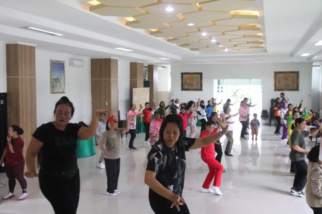 Latihkan Tari Kreasi Dadong Rerod, Upaya Persit Kodim Klungkung Lestarikan Seni Dan Budaya