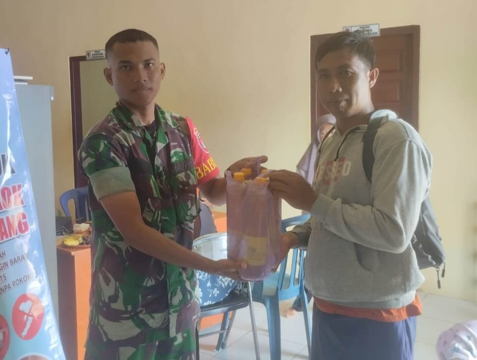 Warga Apresiasi Pendampingan Babinsa dalam Distribusi Bantuan Pangan