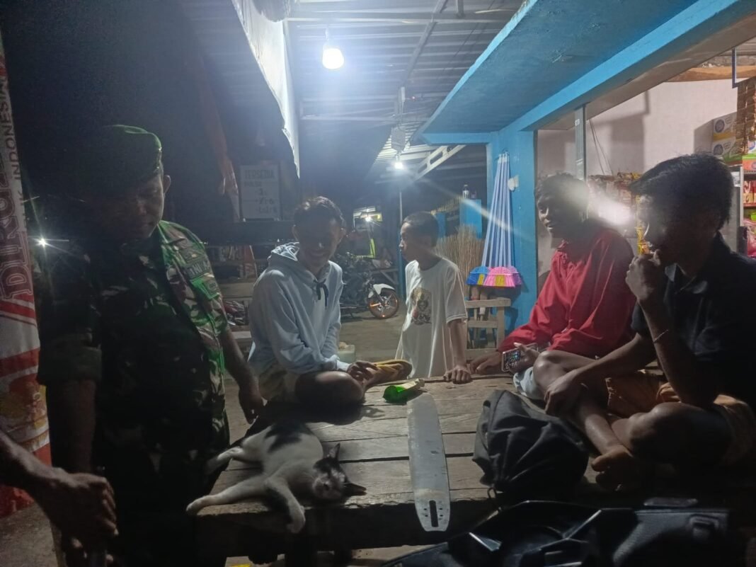Ronda Malam Babinsa Desa Woko: Pencegahan Kriminalitas dan Penyuluhan Anti Narkoba