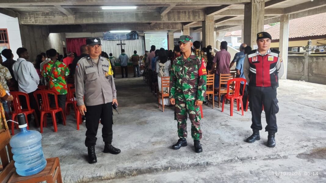 Tingkatkan Kamtibmas, Babinsa Bebalang dan Personel Polres Bangli Kawal Pelaksanaan Ibadah Mingguan Jemaat Kristiani