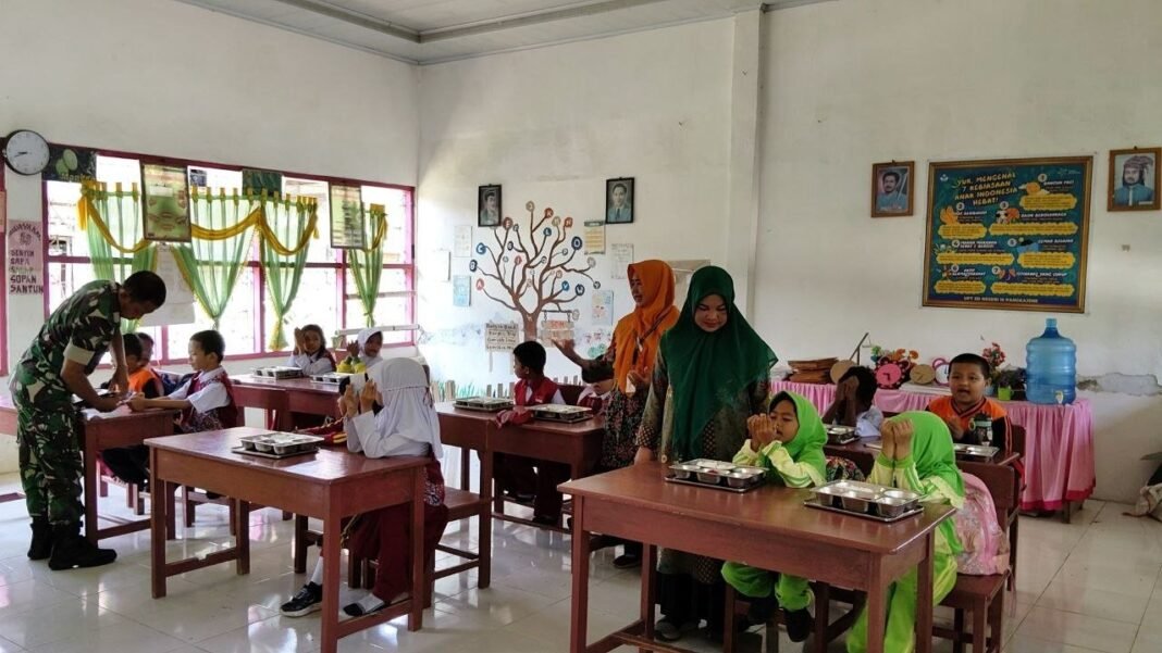 Babinsa Kodim 1420/Sidrap Kawal dan Motivasi Penyaluran Makan Bergizi Gratis di Sidrap