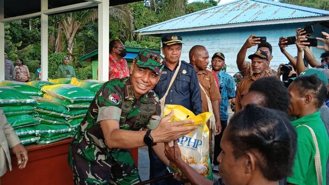 Pangdam XXIV/Mandala Trikora Salurkan Bantuan Sosial untuk Warga Kampung Waropko dalam Rangka TMMD ke-126 Kodim 1711/BVD