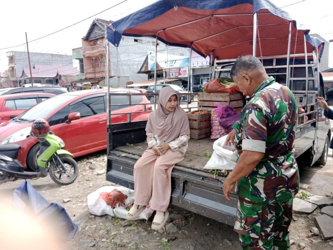 Babinsa Koramil 02/Tellu Limpoe Pantau Ketersediaan dan Harga Bahan Pokok di Pasar Tradisional Amparita