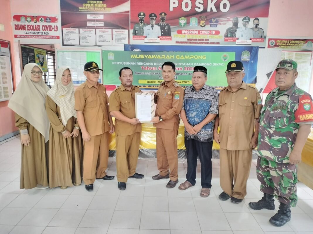 Babinsa Koramil 06/Teunom Hadiri Serah Terima Aset dan Jabatan Keuchik Batee Roo