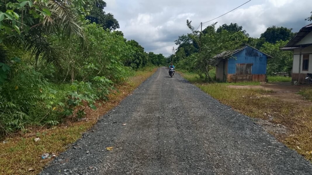 Dari Lumpur ke Aspal: Jalan TMMD Ubah Wajah Desa Tumih