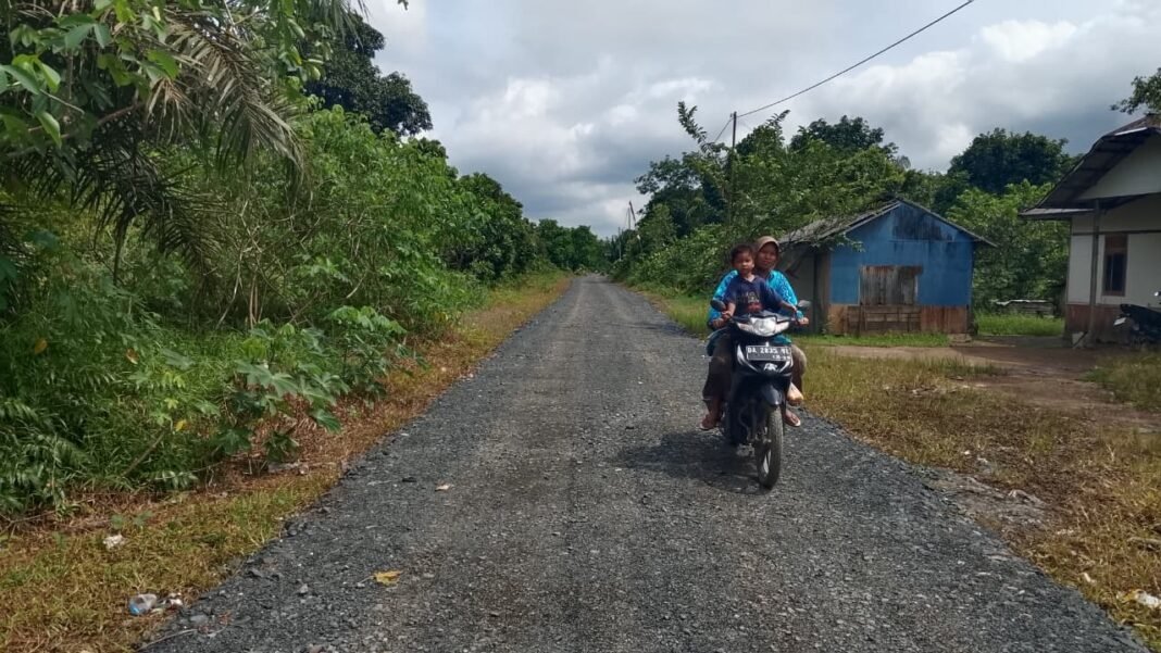 Dari Gotong Royong Lahir Jalan Penghubung Antar Desa