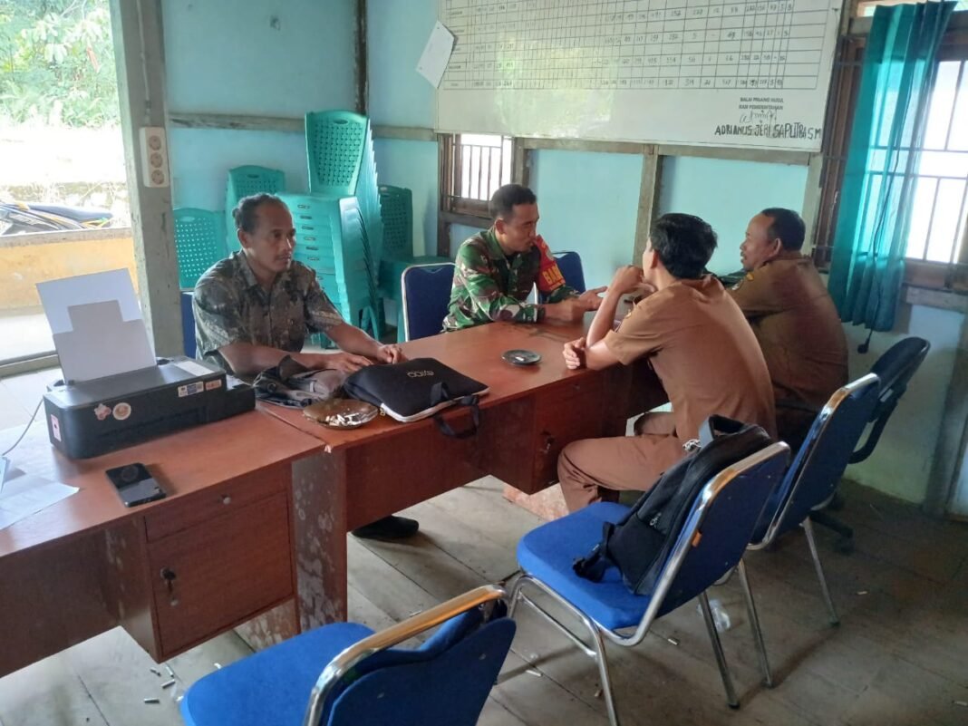 Babinsa Koramil 1203-04/Simpang Hulu Jalin Silaturahmi dan Komsos Bersama Aparatur Desa