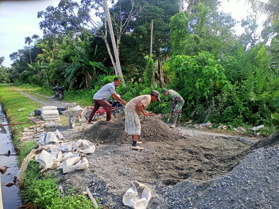 Babinsa Posramil 05/ PC Terus Bantu Warga dalam Pembuatan Perengan Jalan Demi Kelancaran Akses dan Keselamatan Masyarakat