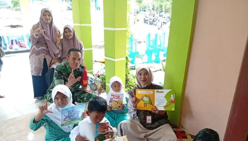 Babinsa Jajaran Korem 012/TU Tanamkan Semangat Membaca kepada Anak-Anak di Sabang