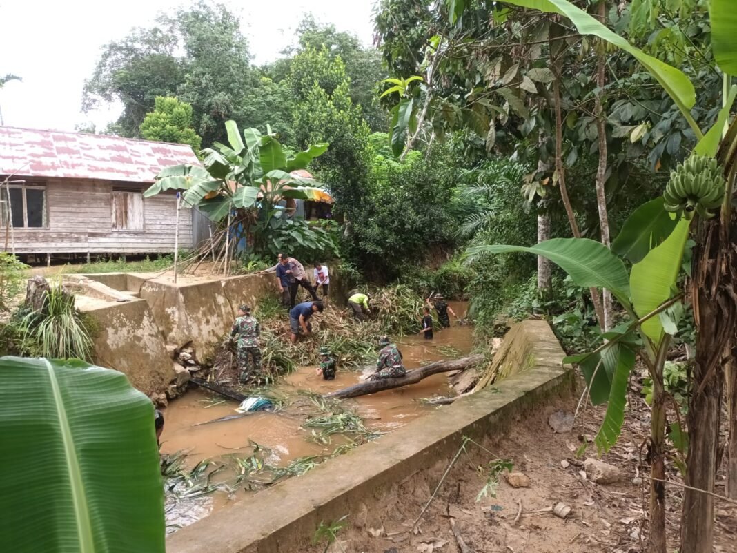 Cegah Banjir, Koramil 1001-02/Paringin Gelar Karya Bakti Bersihkan Aliran Sungai di Desa Lingsir
