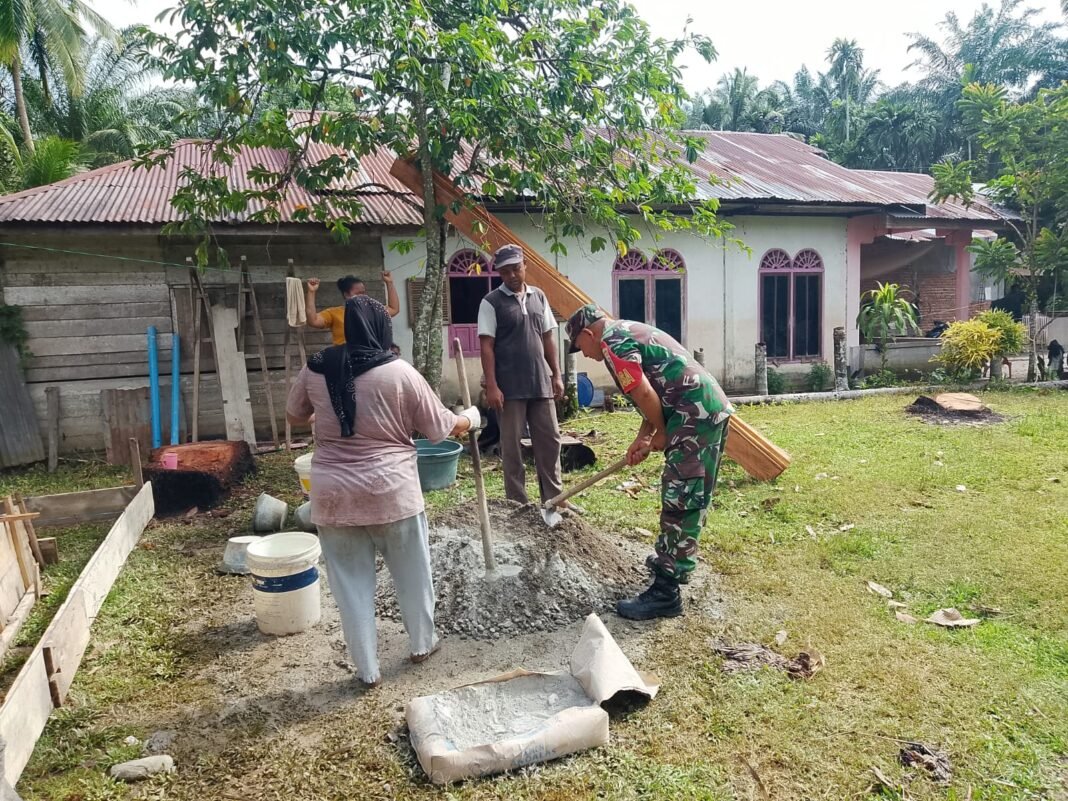 Babinsa Pos Ramil Pasie Raya Bantu Warga Bangun Pondasi Rumah di Desa Timpleng