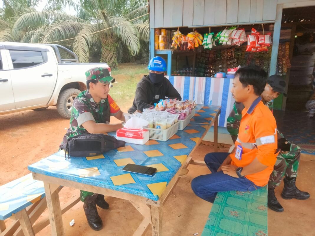 Babinsa Koramil 1203-07/Marau Gelar Patroli dan Komsos Bersama Warga di Desa Batang Belian