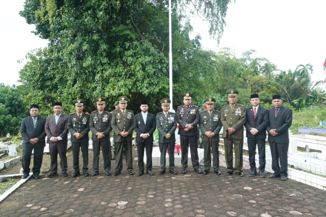 Kasrem 012/TU Pimpin Ziarah Nasional dan Tabur Bunga di TMP Rundeng Aceh Barat