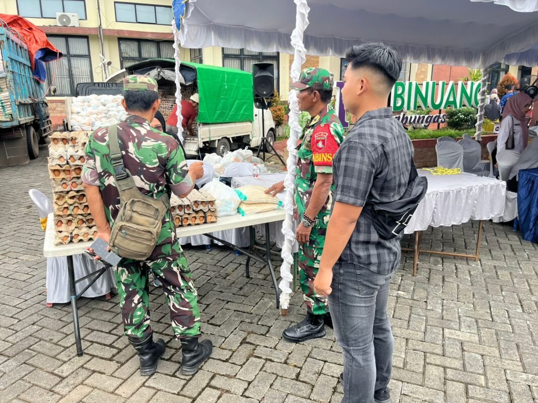 Dukung Kesejahteraan Warga, Babinsa Tapin Kawal Penyaluran 1.100 Paket Sembako Murah