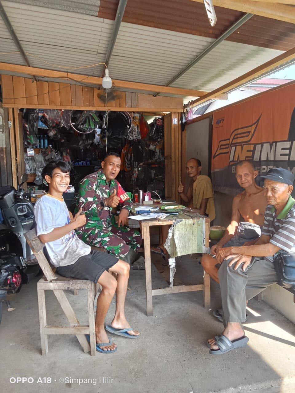 Babinsa Koramil 1203-11/Simpang Hilir Laksanakan Komsos Bersama Warga Desa Lubuk Batu