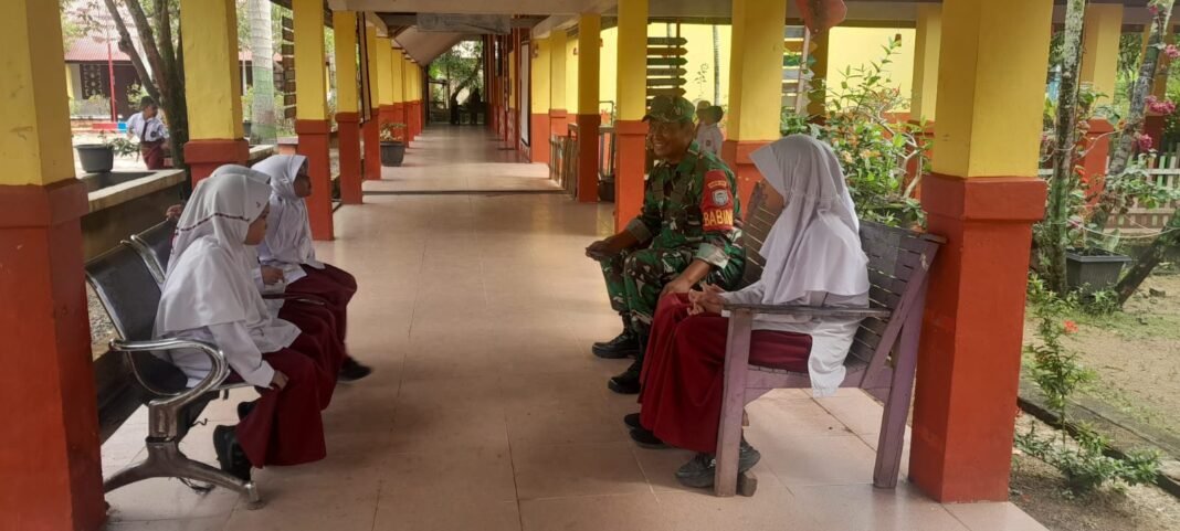 Babinsa Koramil 03/Setia Bakti Ajak Siswa SD Negeri 3 Jaga Kesehatan di Tengah Cuaca Tidak Menentu