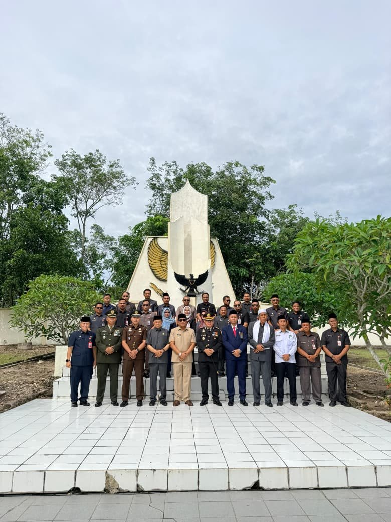 Kasdim 1001 Hadiri Ziarah Rombongan ke TMP Tabur Wakili Dandim 1001/HSU-BLG