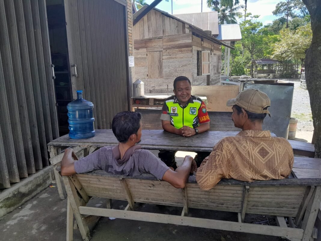 Babinsa Laksanakan Komunikasi Sosial di Desa Binaan untuk Pererat Hubungan dengan Warga