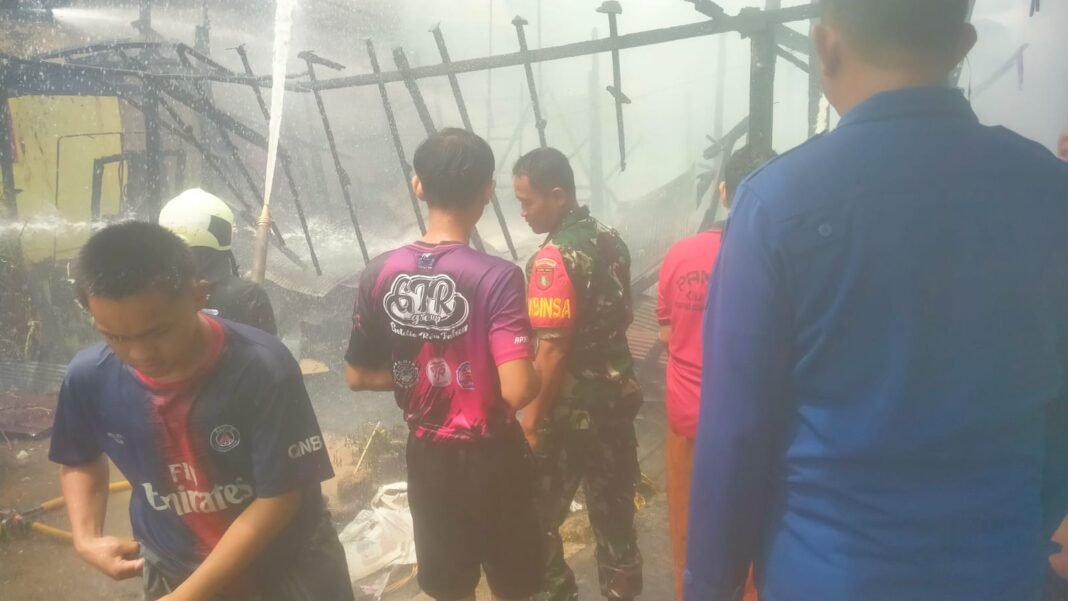 Aksi Tanggap Babinsa Selamatkan Warga dari Kebakaran di Tapin Utara