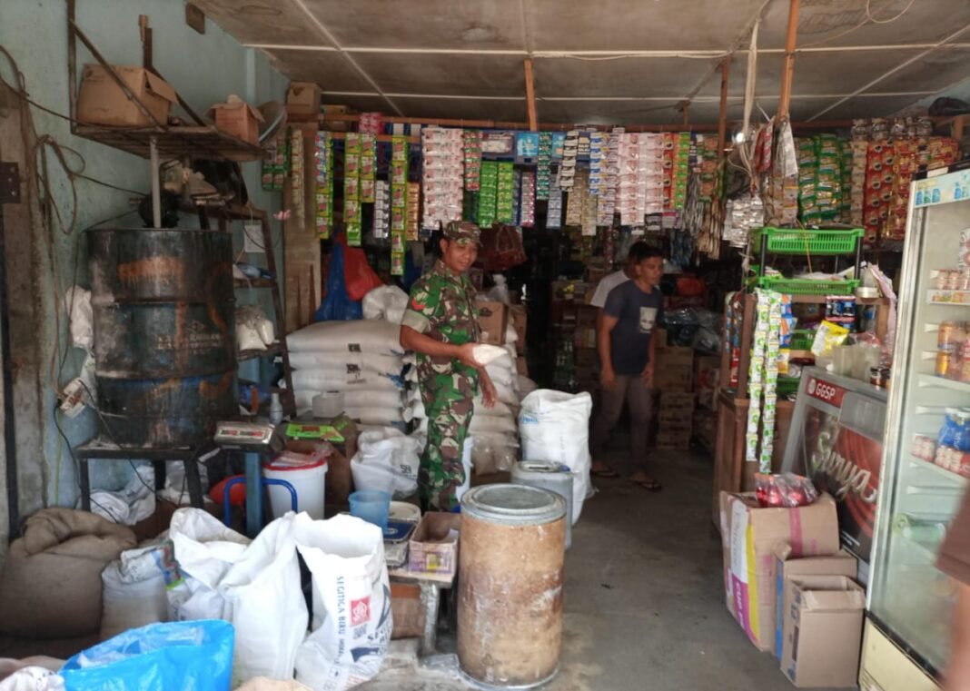 Babinsa Koramil 01/Jaya Cek Stabilitas Harga Sembako di Pasar Tradisional
