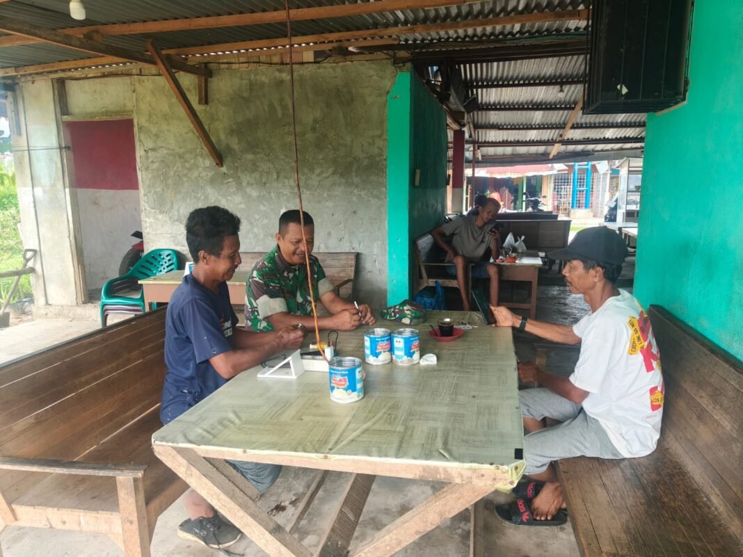 Sembari Berbagi Bakong dan Segelas Kopi, Babinsa Koramil 04/Meureubo dengan Warga Binaan Saling Berbagi Informasi