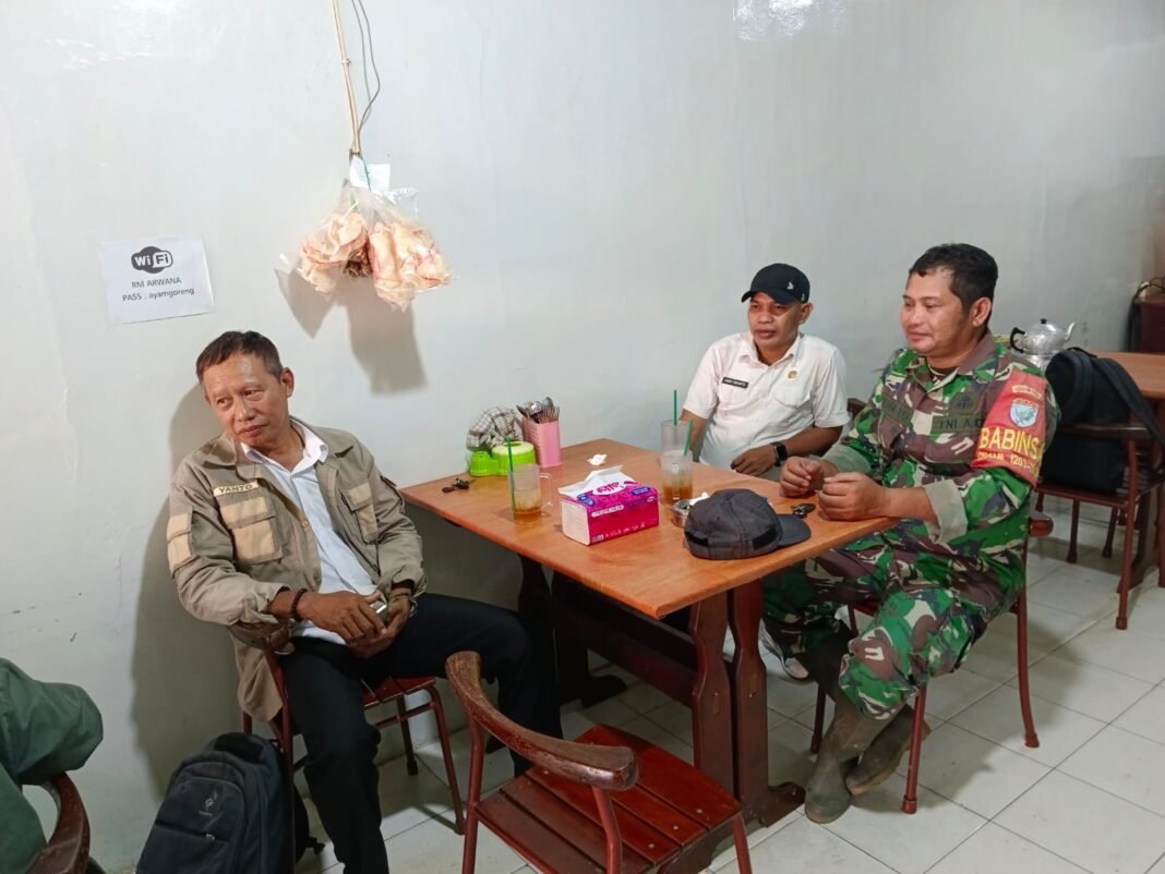 Babinsa Koramil 1203-11/Simpang Hilir Ajak Warga Jaga Kebersihan di Musim Penghujan