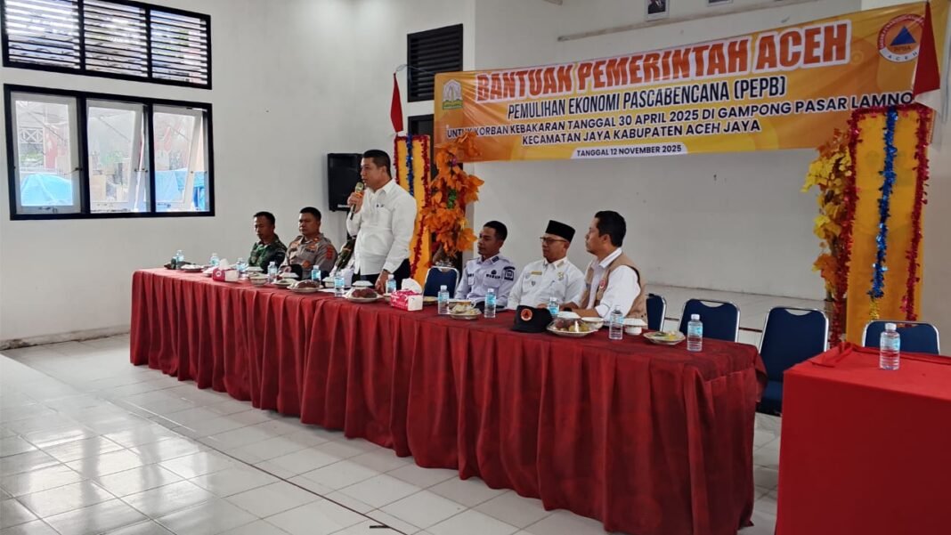 Kodim 0114/Aceh Jaya Dukung Penyaluran Bantuan Pemulihan Ekonomi bagi Pedagang Korban Kebakaran Pasar Lamno
