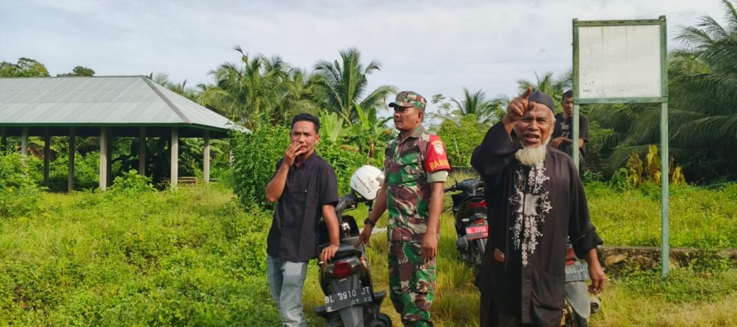 Babinsa Koramil 04/Setia Bakti Pantau Pengukuran Lahan Calon Koperasi Merah Putih