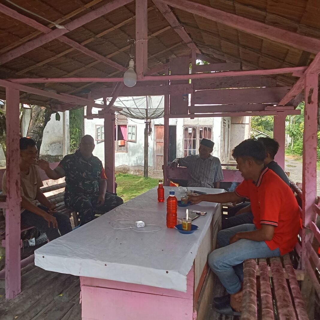 Babinsa Koramil 0105-10/Woyla Barat Silaturahmi ke Rumah Warga di Desa Cot Lagan