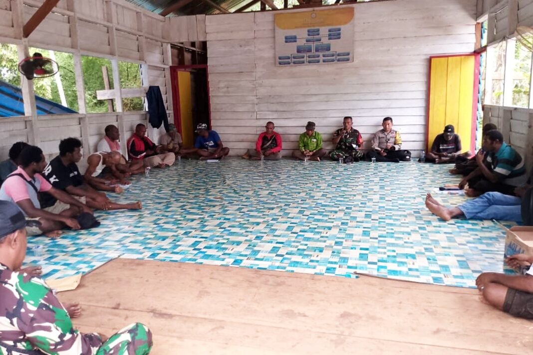 Babinsa Pelda Adnan Darwis Hadiri Rapat Adat Dukung Pemekaran Daerah Otonomi Baru Sandawi
