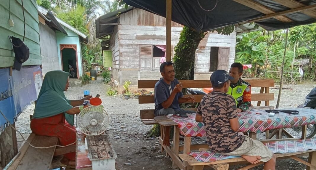 Babinsa Posramil 05/PC Rutin Laksanakan Komsos Bersama Warga di Warung Kopi