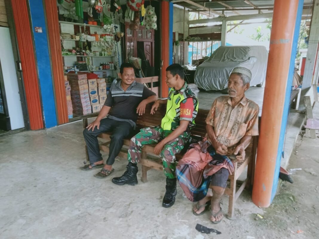 Senyum Ramah Babinsa Koramil 11/WT Sapa Warga Desa Binaan
