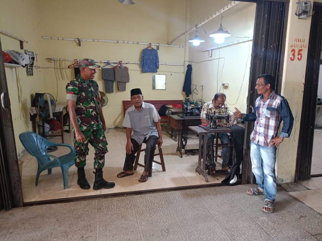 Babinsa Koramil 01/Jaya Jalin Komsos dengan Tukang Jahit di Pasar Lamno