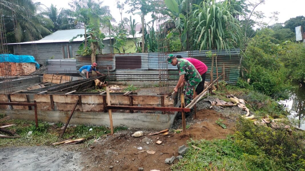 Tenaga Babinsa Koramil 04/Meureubo Menghilangkan Kekhawatiran Warga Yang Membuat Pondasi Rumah