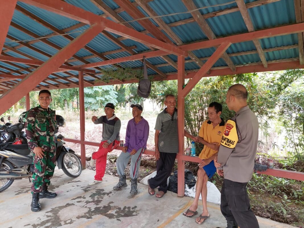 Babinsa Mulia Baru Laksanakan Komsos dan Patroli Bersama Warga